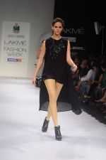 Model walk the ramp for Archana Kocchar show at Lakme Fashion Week 2012 Day 5 in Grand Hyatt on 7th Aug 2012 (30).JPG